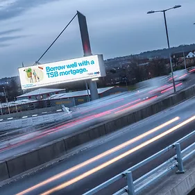 Pantalla Publicitaria LED Leeds UK. Ejemplo de digital Signage LED para exteriores